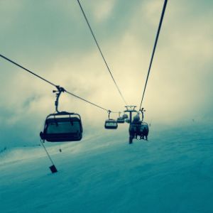 Imágen de una gondola en la cima de una montaña