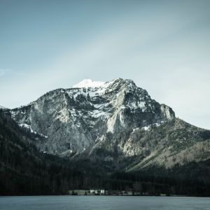 Imágen de la orilla de una montaña